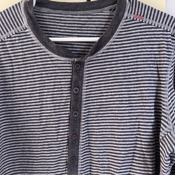 Lululemon athletica Henley men’s Small - Picture 3 of 4